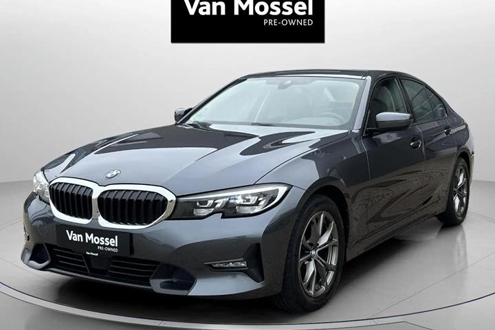Grå BMW 320i fra 2021 set udefra