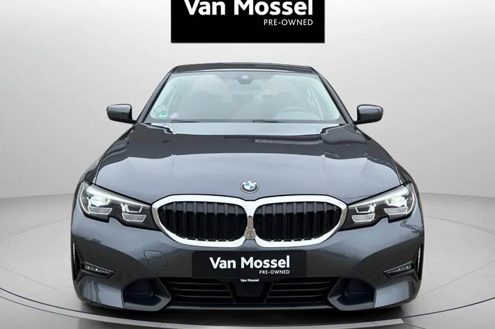 Grå BMW 320i fra 2021