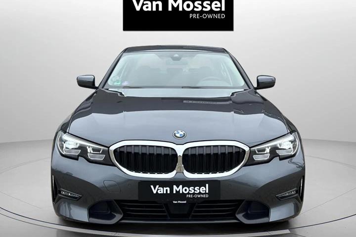 Grå BMW 320i fra 2021