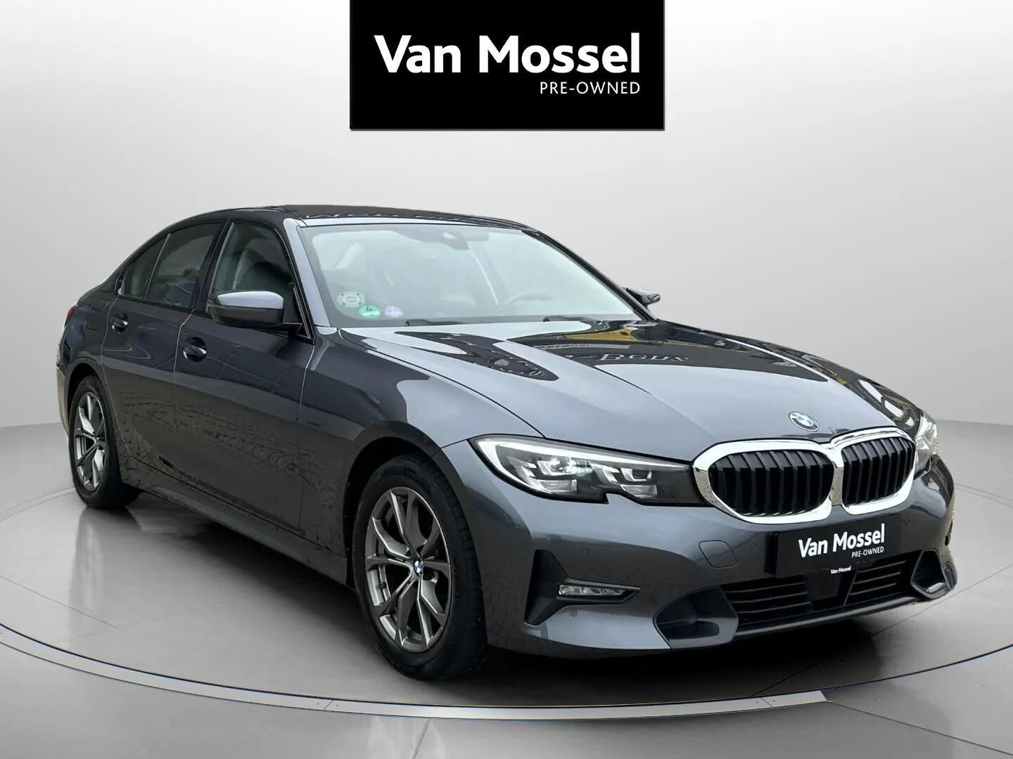 Grå BMW 320i fra 2021
