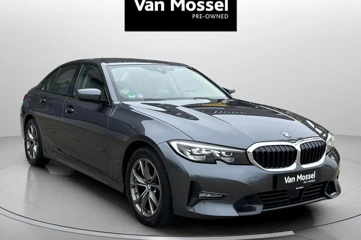 Grå BMW 320i fra 2021