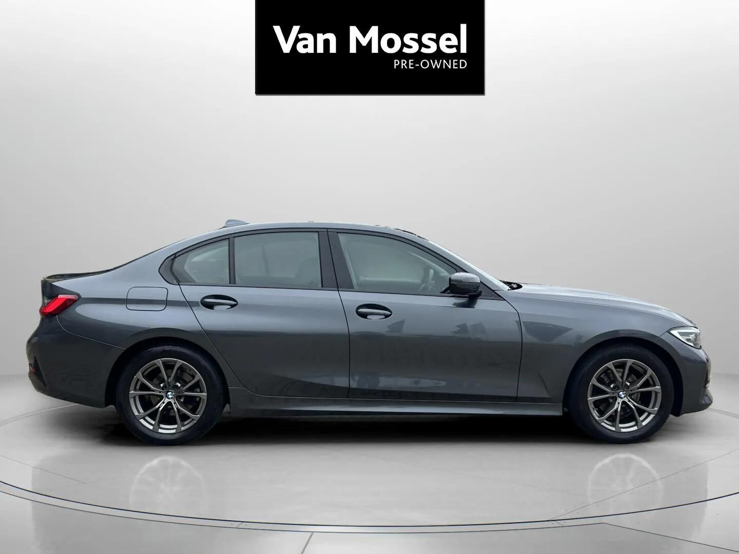 Grå BMW 320i fra 2021