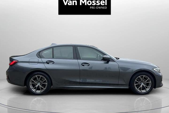 Grå BMW 320i fra 2021