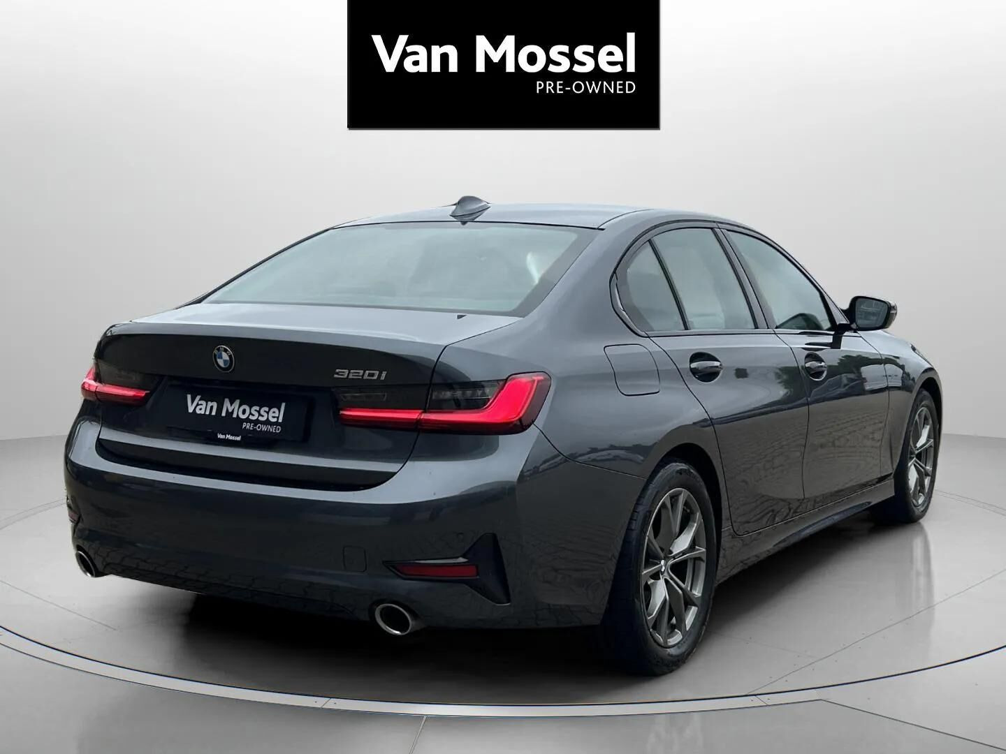 Grå BMW 320i fra 2021