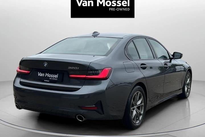 Grå BMW 320i fra 2021