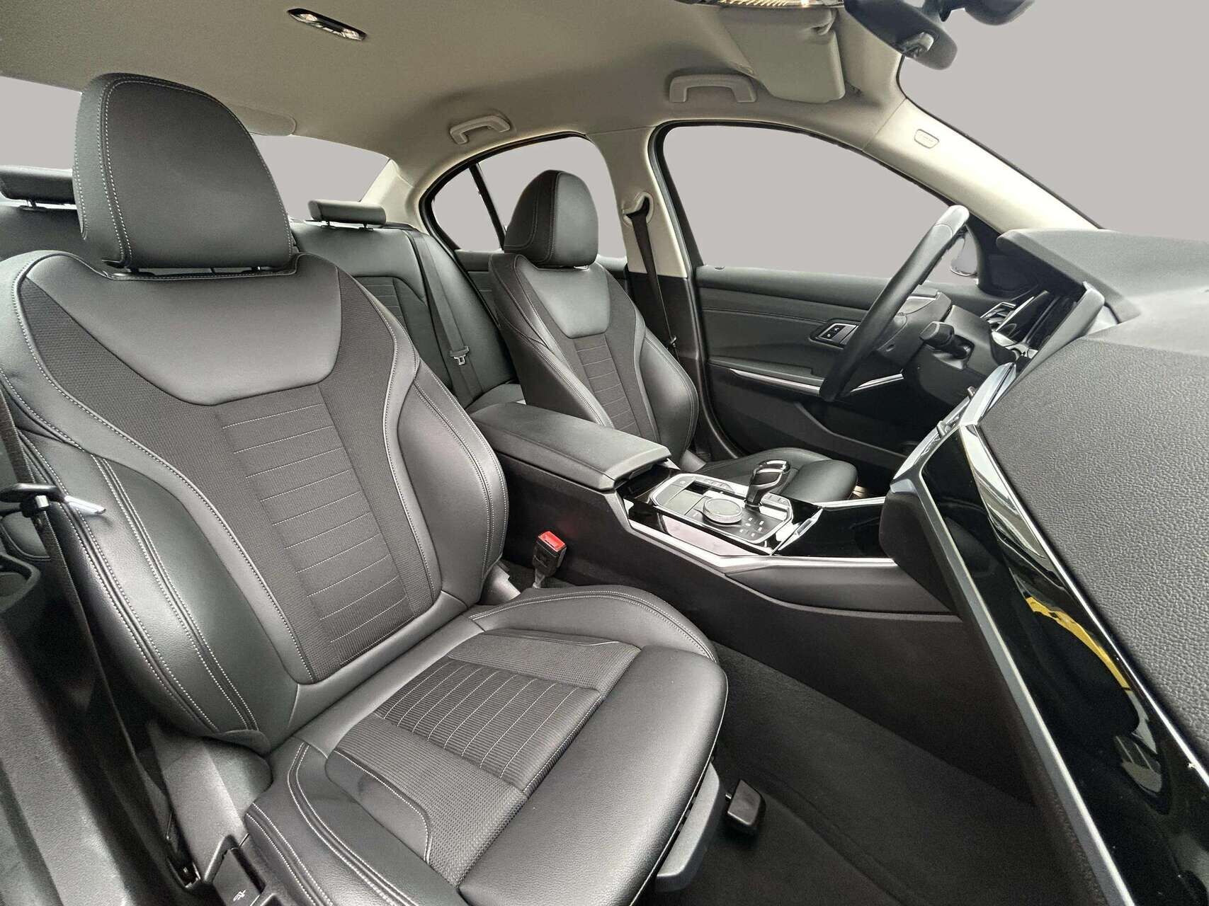 Grå BMW 320i fra 2021