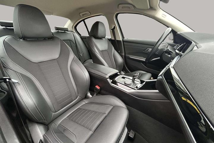 Grå BMW 320i fra 2021