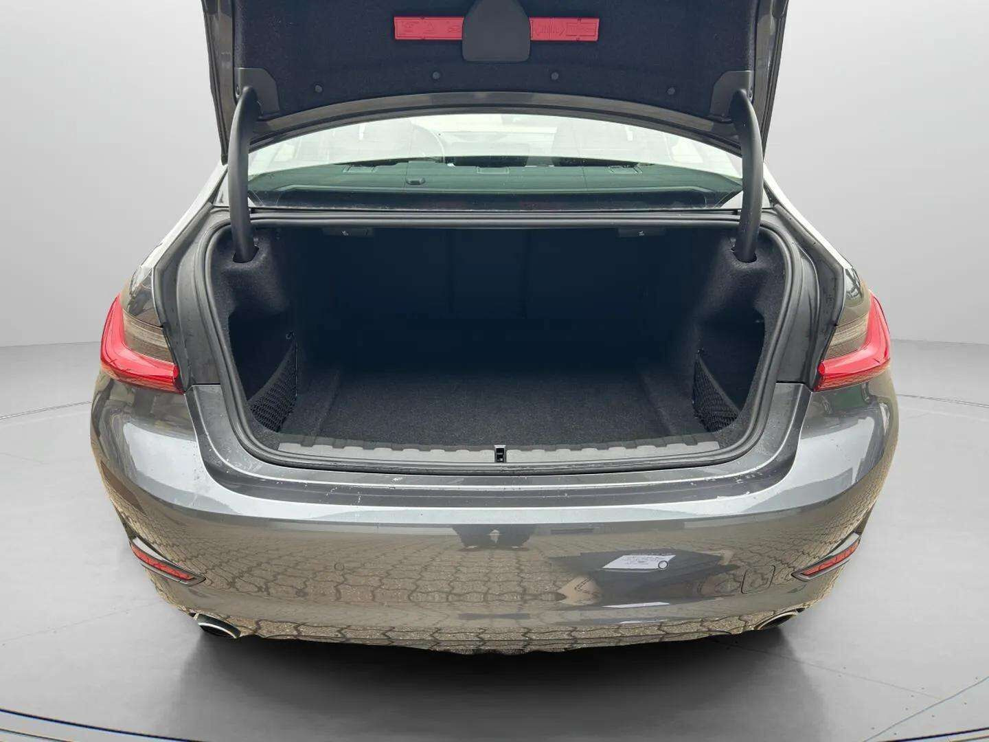 Grå BMW 320i fra 2021