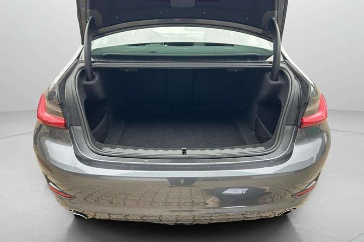 Grå BMW 320i fra 2021