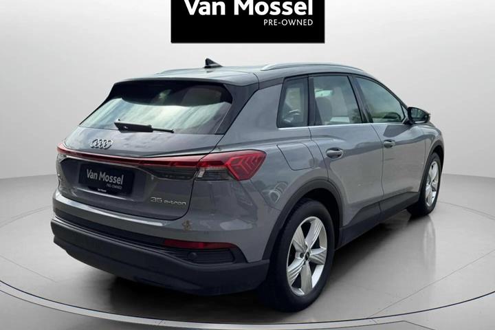 Grå Audi Q4 fra 2023