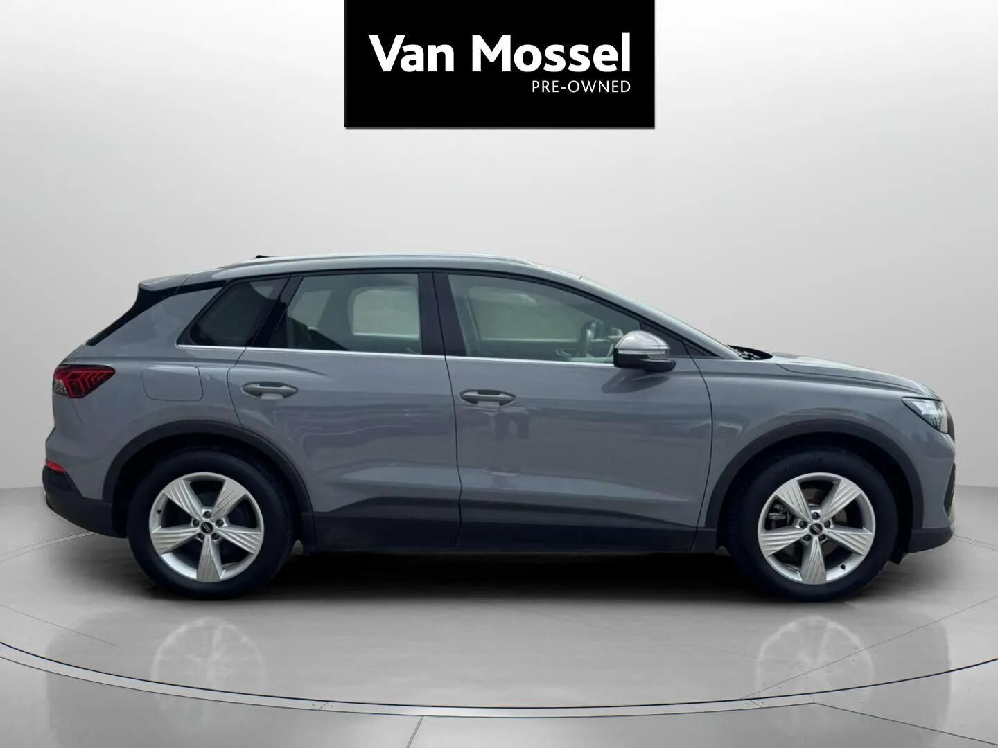 Grå Audi Q4 fra 2023