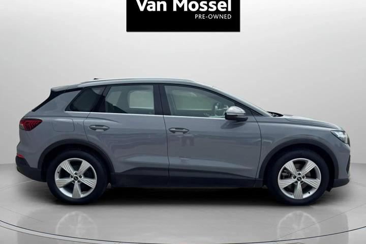 Grå Audi Q4 fra 2023