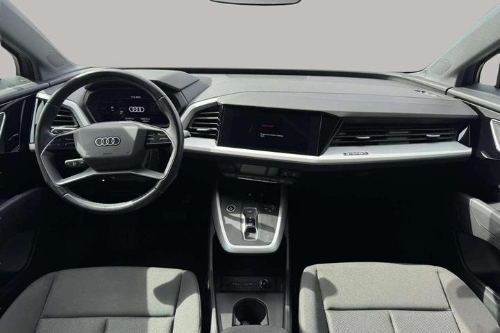 Grå Audi Q4 fra 2023