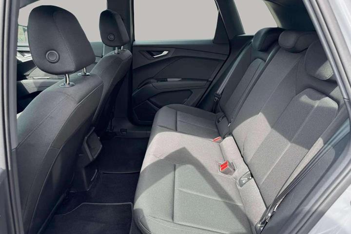 Grå Audi Q4 fra 2023