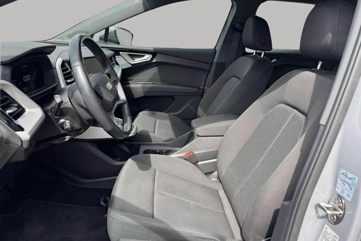 Grå Audi Q4 fra 2023