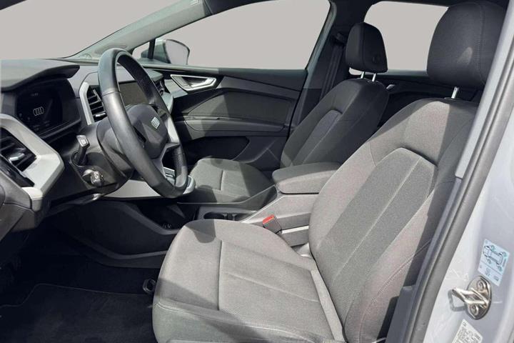 Grå Audi Q4 fra 2023