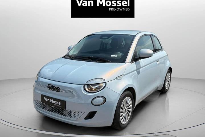 Sølv Fiat 500e fra 2023 set udefra
