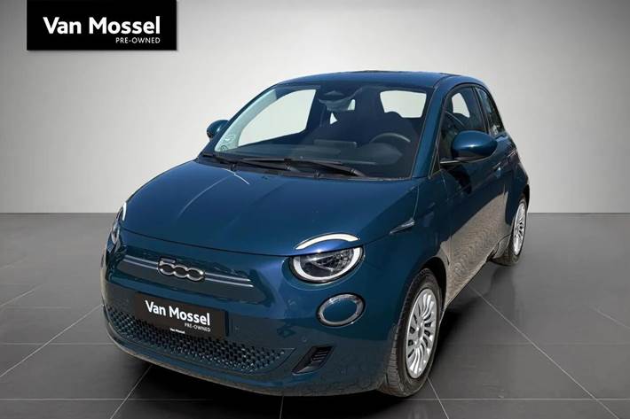 Grøn Fiat 500e fra 2023 set udefra