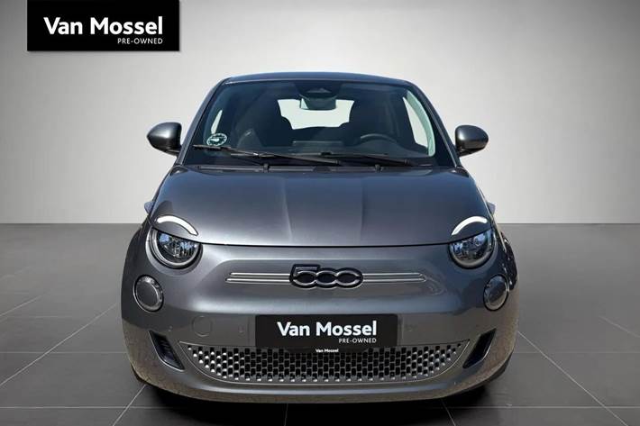 Grå Fiat 500e fra 2023