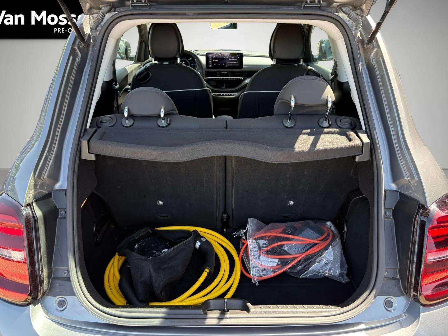 Grå Fiat 500e fra 2023