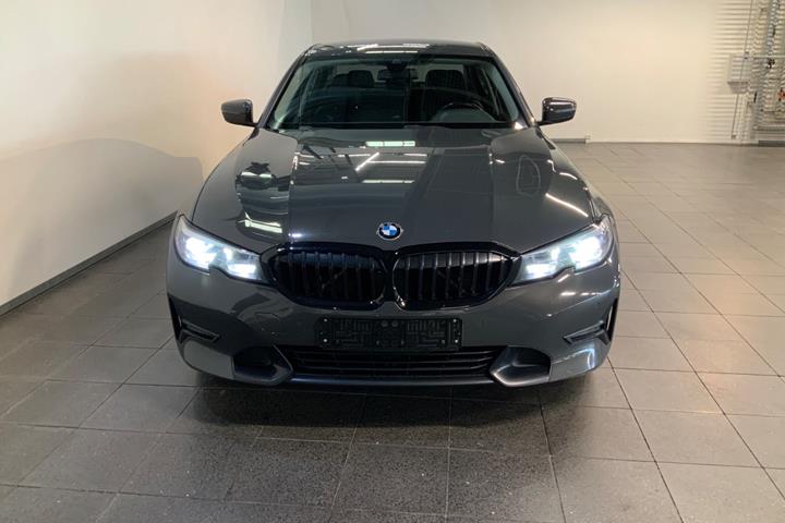 Grå BMW 320d fra 2019