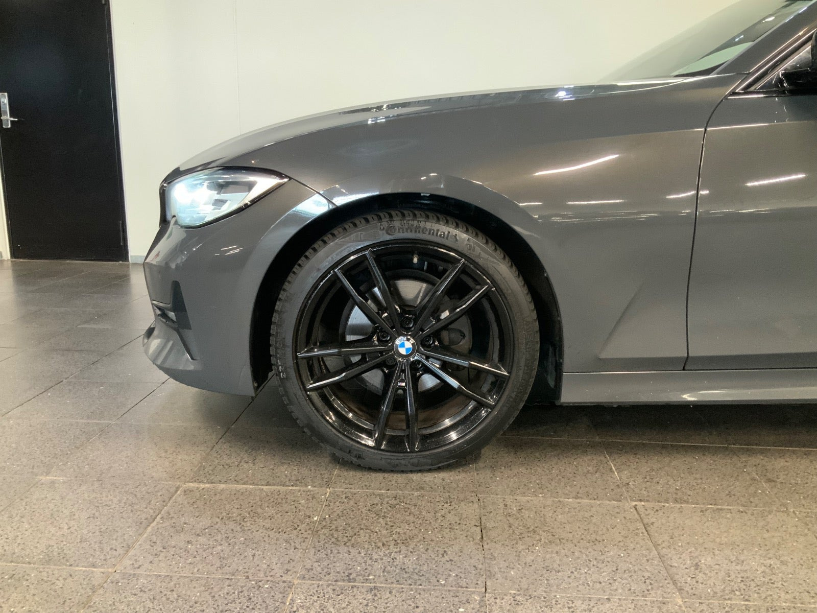 Grå BMW 320d fra 2019