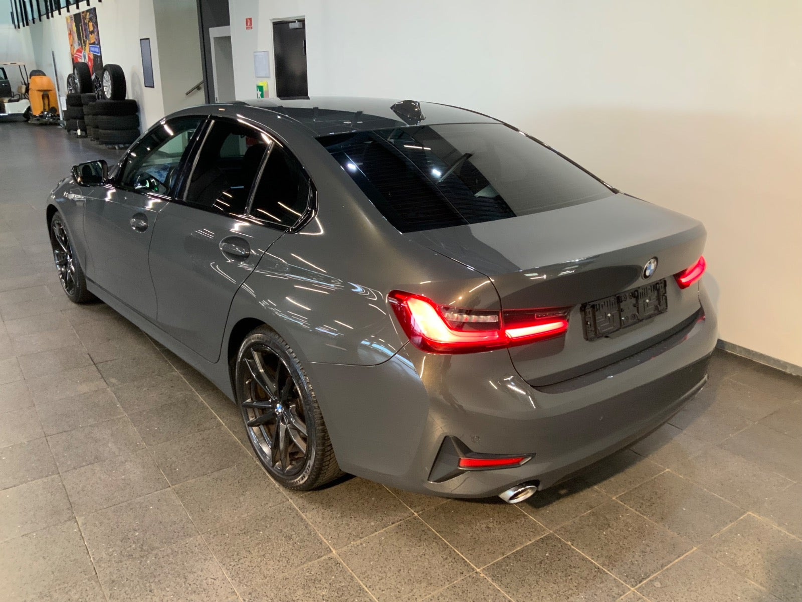 Grå BMW 320d fra 2019