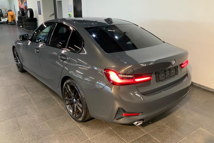 Grå BMW 320d fra 2019