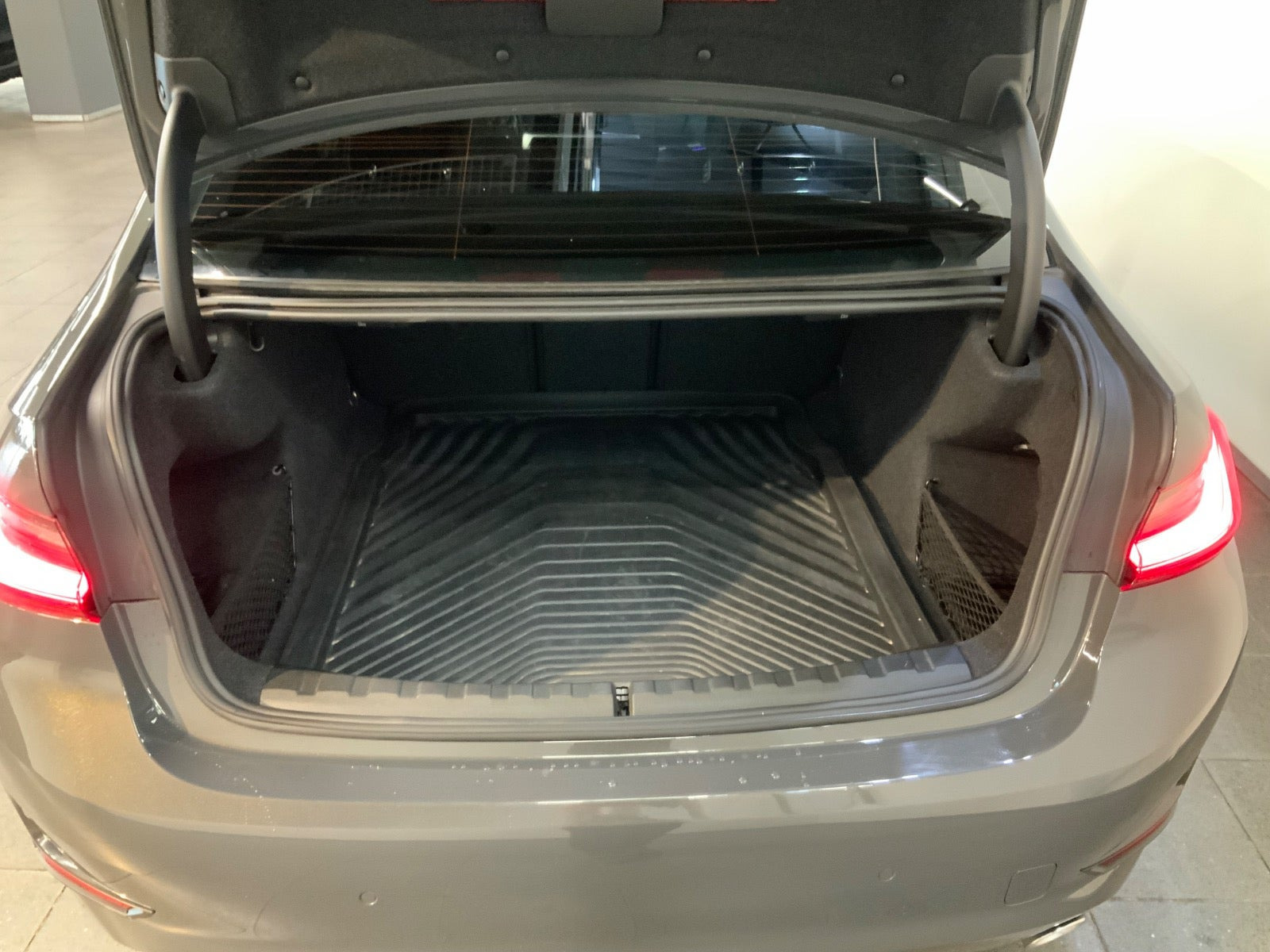 Grå BMW 320d fra 2019