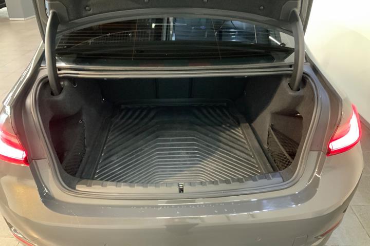 Grå BMW 320d fra 2019