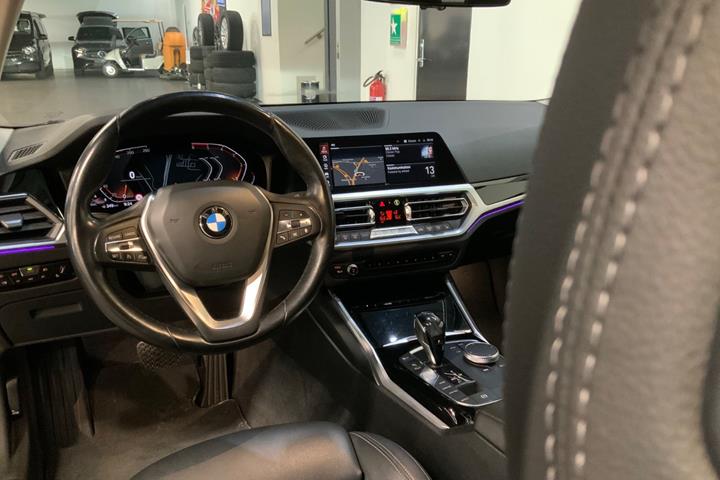 Grå BMW 320d fra 2019
