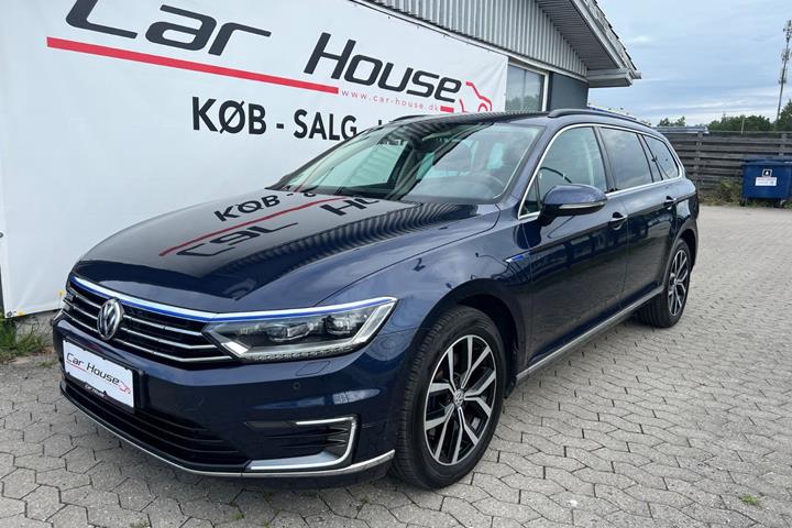 Blå VW Passat fra 2017 set udefra