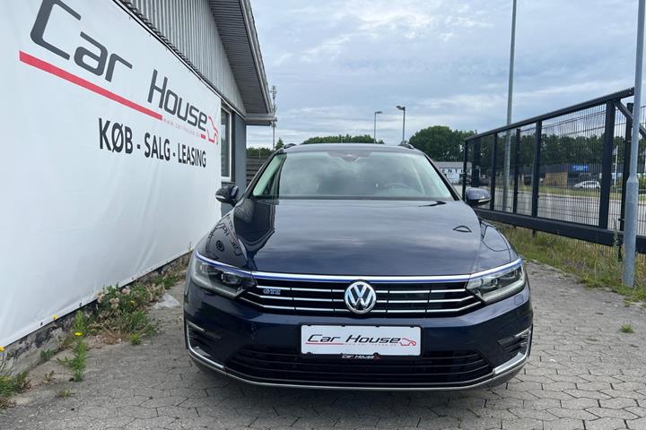 Blå VW Passat fra 2017