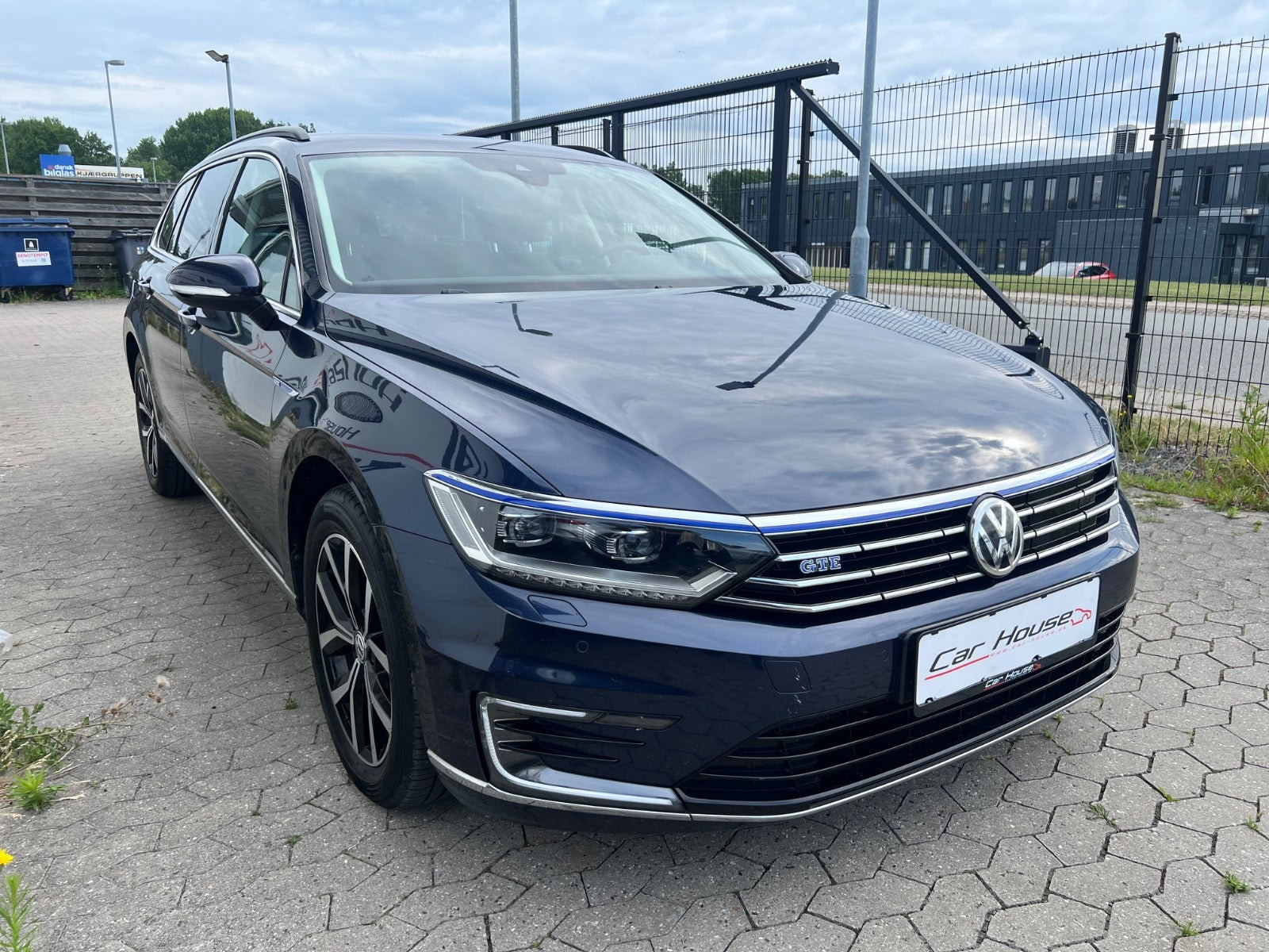 Blå VW Passat fra 2017