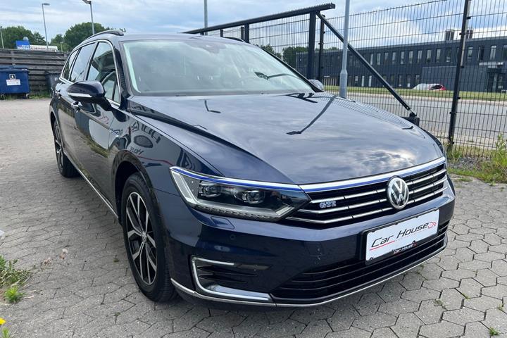 Blå VW Passat fra 2017