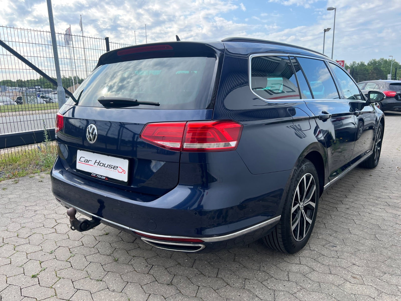 Blå VW Passat fra 2017