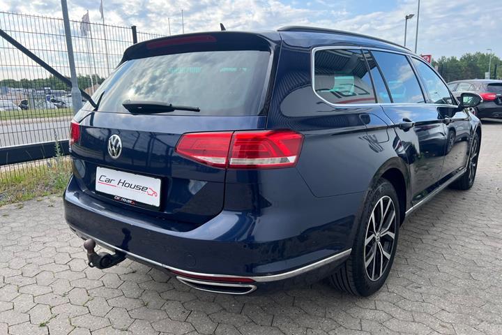 Blå VW Passat fra 2017