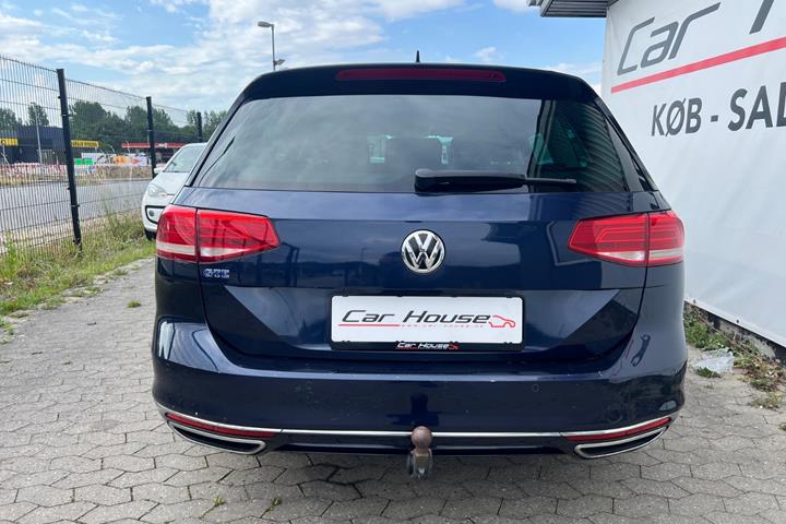 Blå VW Passat fra 2017