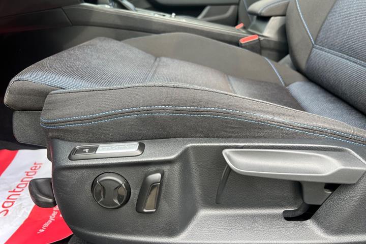 Blå VW Passat fra 2017