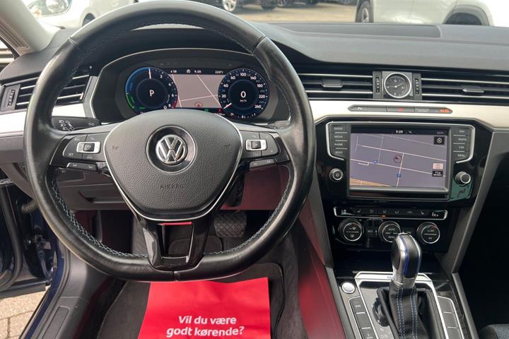 Blå VW Passat fra 2017