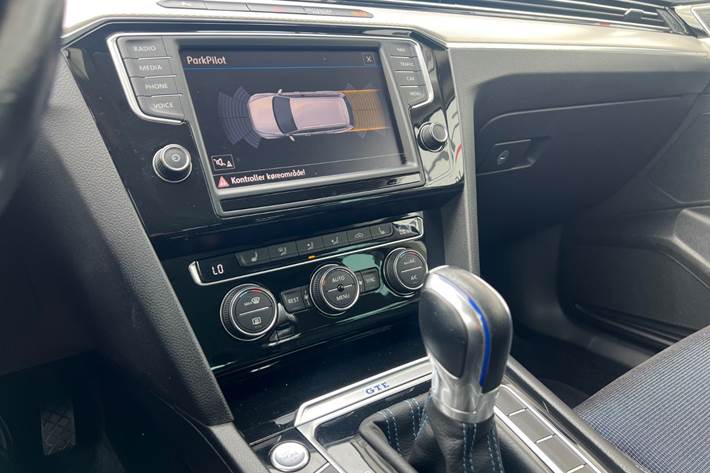 Blå VW Passat fra 2017