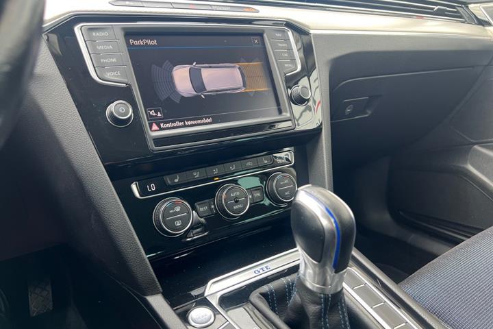 Blå VW Passat fra 2017