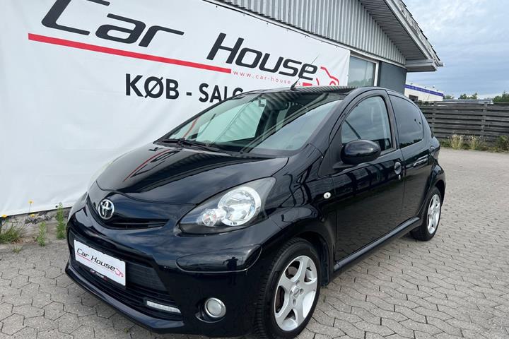 Sort Toyota Aygo fra 2012 set udefra