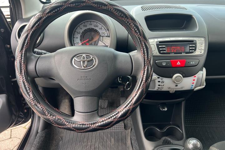Sort Toyota Aygo fra 2012
