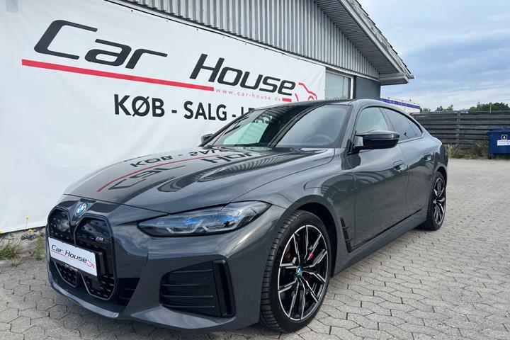 Grå BMW i4 fra 2022 set udefra