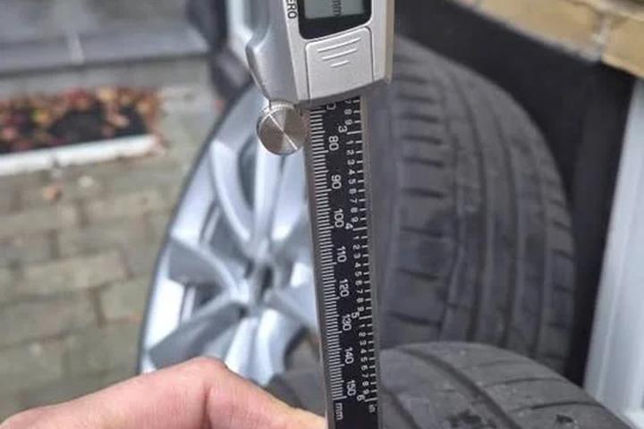 Hvid Tesla Model 3 fra 2019
