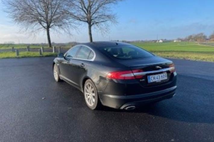 Sort Jaguar XF fra 2012