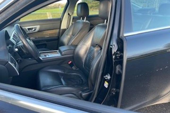 Sort Jaguar XF fra 2012