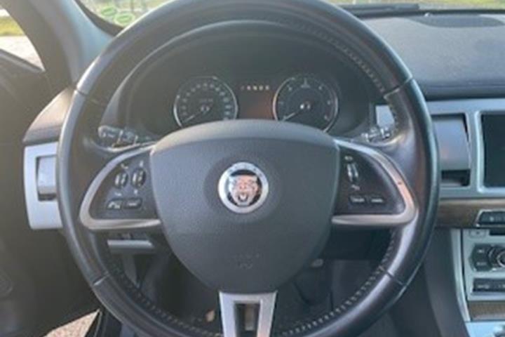 Sort Jaguar XF fra 2012
