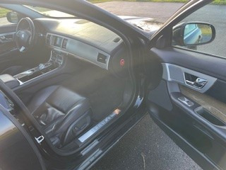 Sort Jaguar XF fra 2012